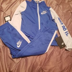 Boys size 7 nike sweatsuit